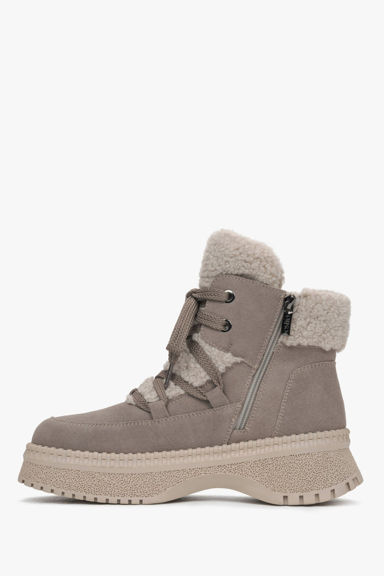 Women's grey winter ankle boots with insulation by Estro – side line of the shoe.