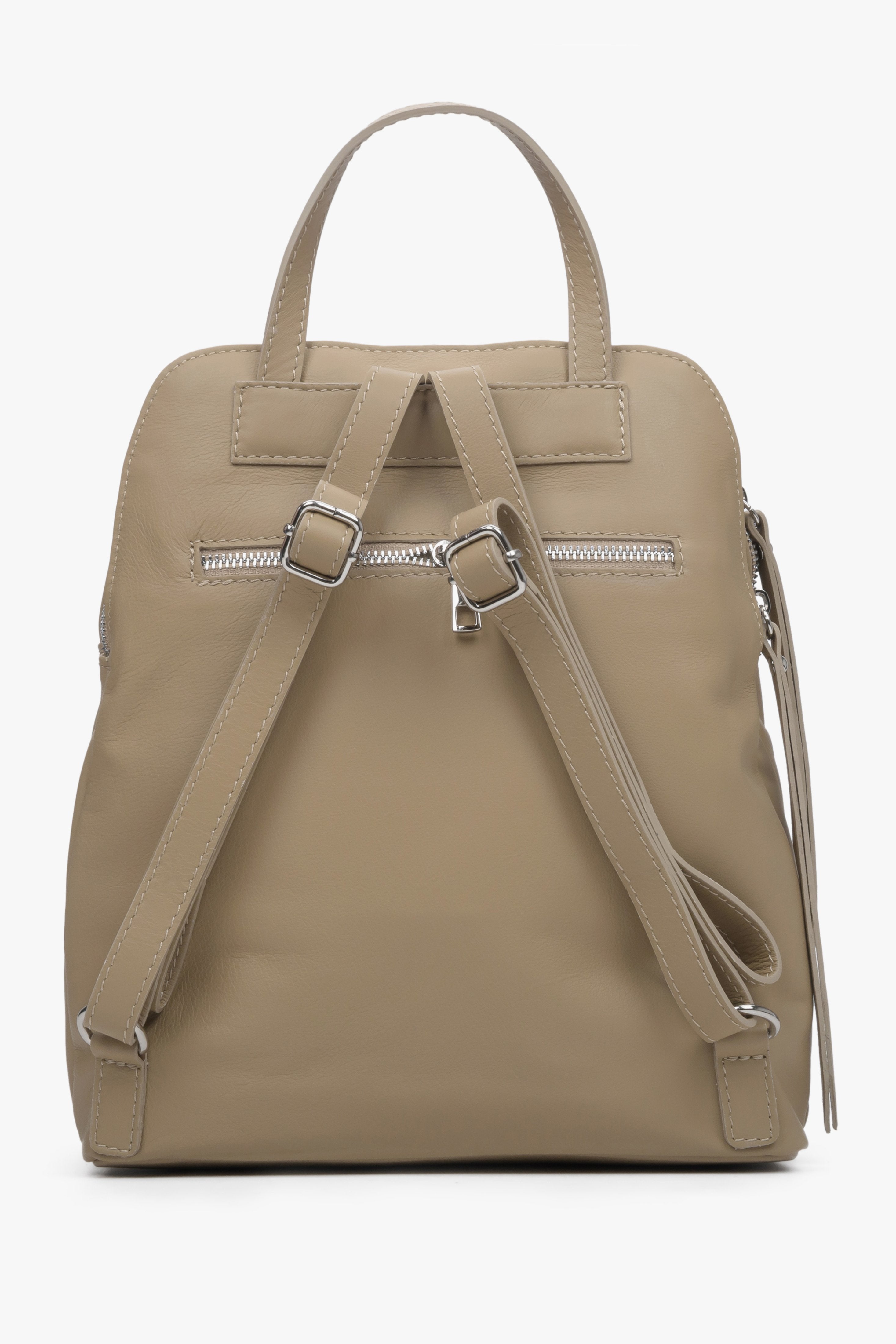 Women's leather beige Estro backpack - close-up on the back of the model.