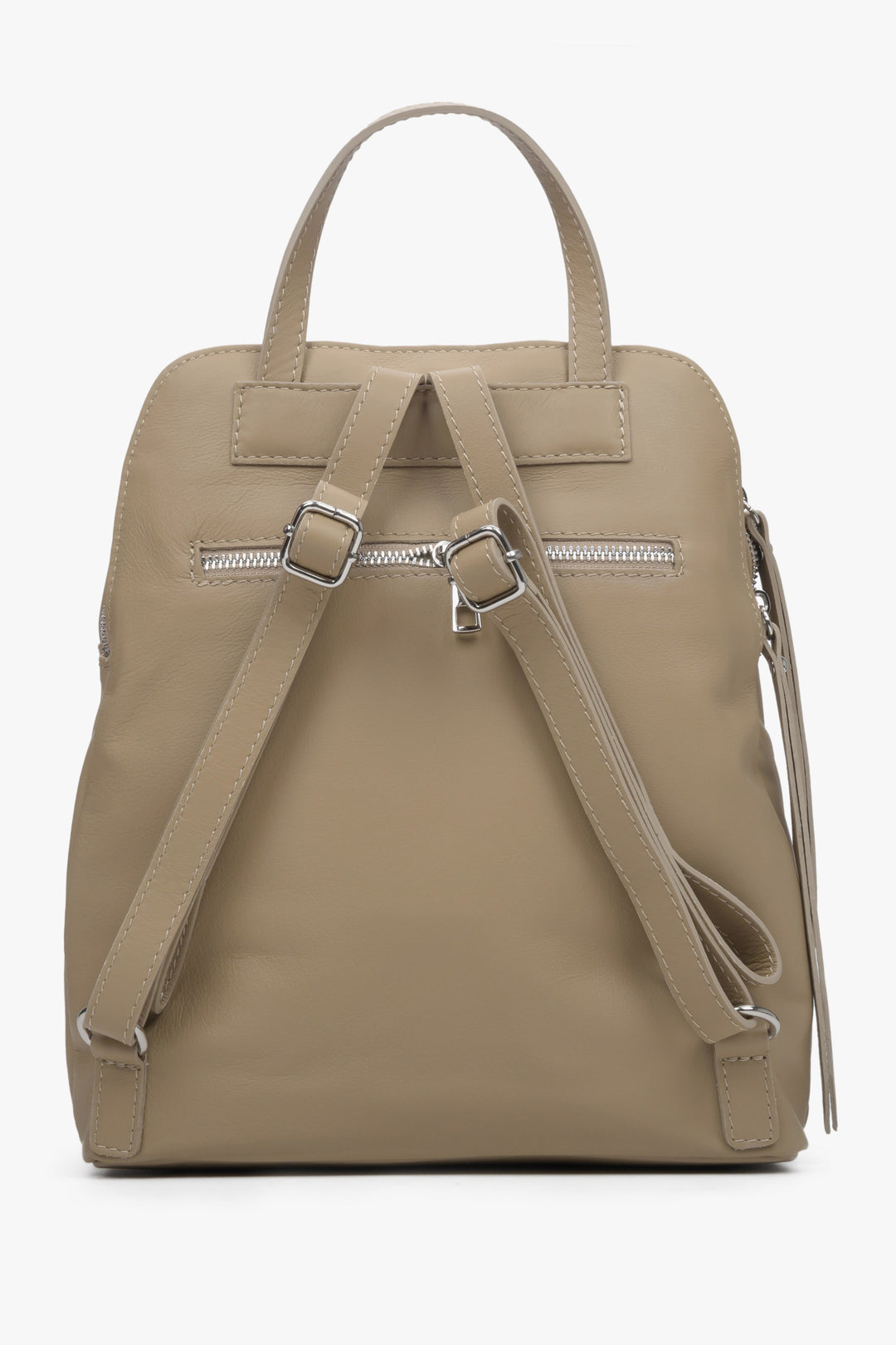 Women's leather beige Estro backpack - close-up on the back of the model.