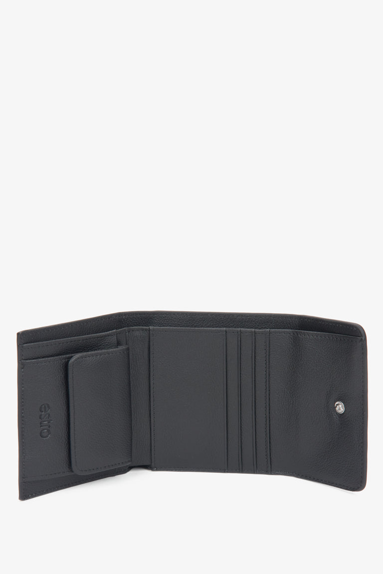 The presentation of the interior of the women's black wallet by Estro.