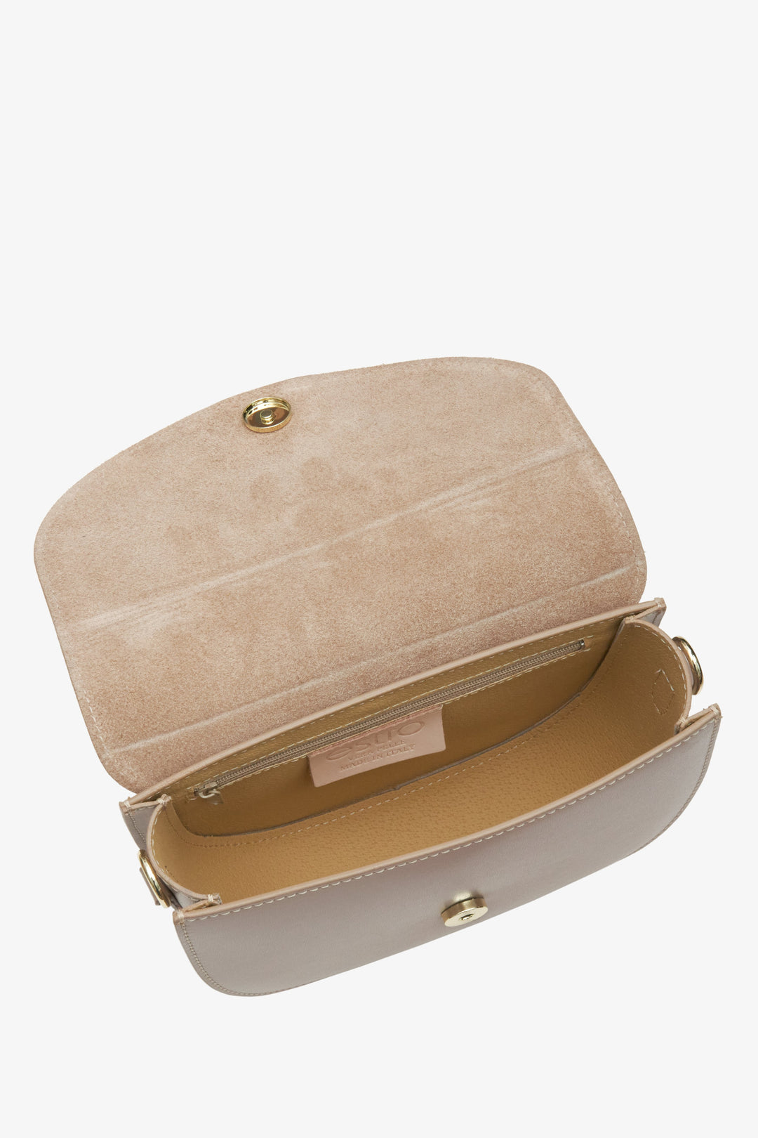 Women's beige Estro handbag made of genuine leather - close-up on the interior of the model.