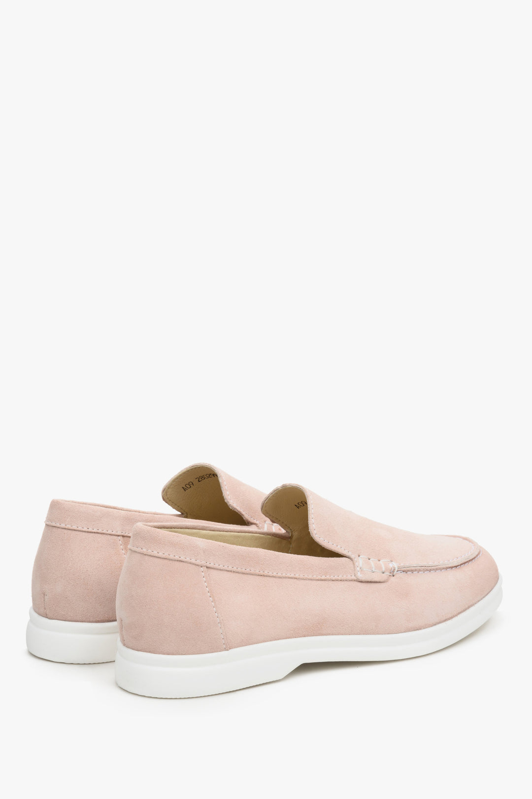 Women's suede moccasins in light pink Estro - close-up of the heel and side seam of the shoes.