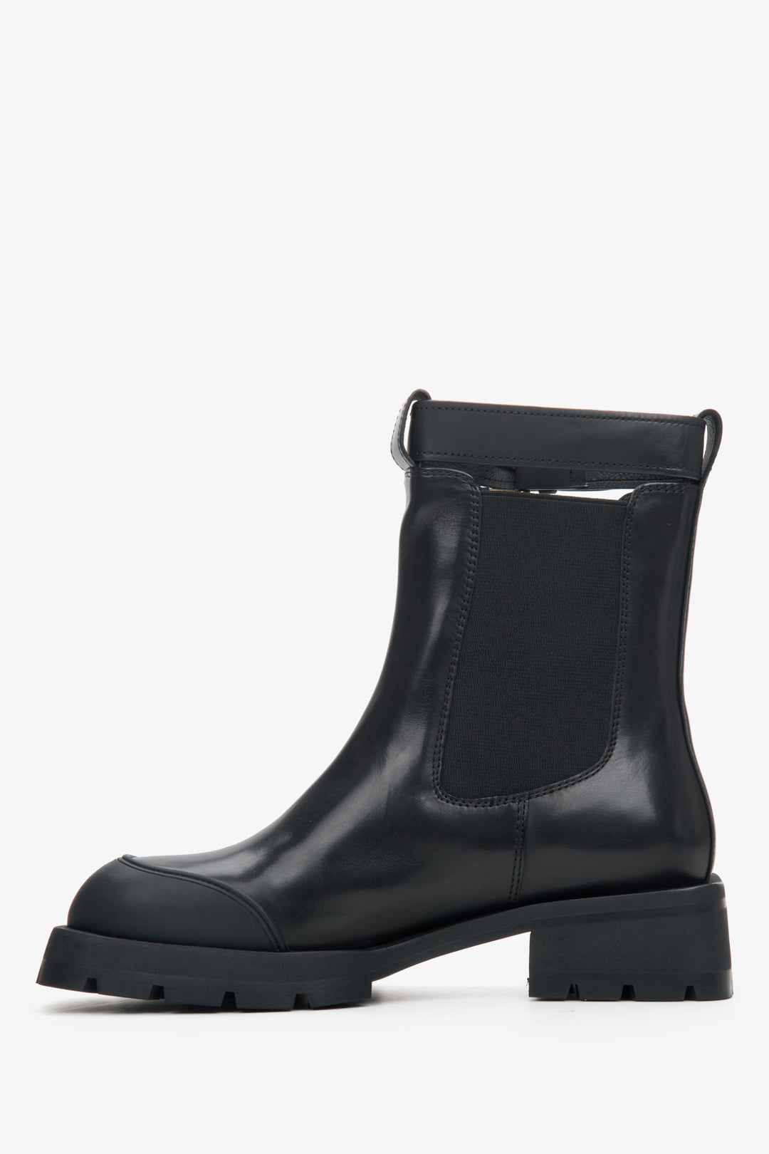 Women's Chelsea boots in black Estro - shoe profile.