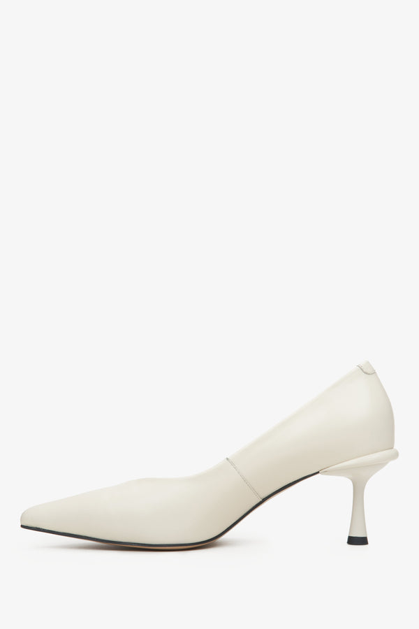 Women's milk-white leather pumps by Estro - shoe profile.