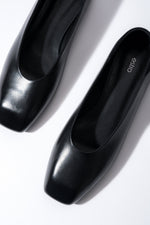 Black Leather Ballet Flats with a Square Toe and a Velour Heel Counter Estro ER00119449.
