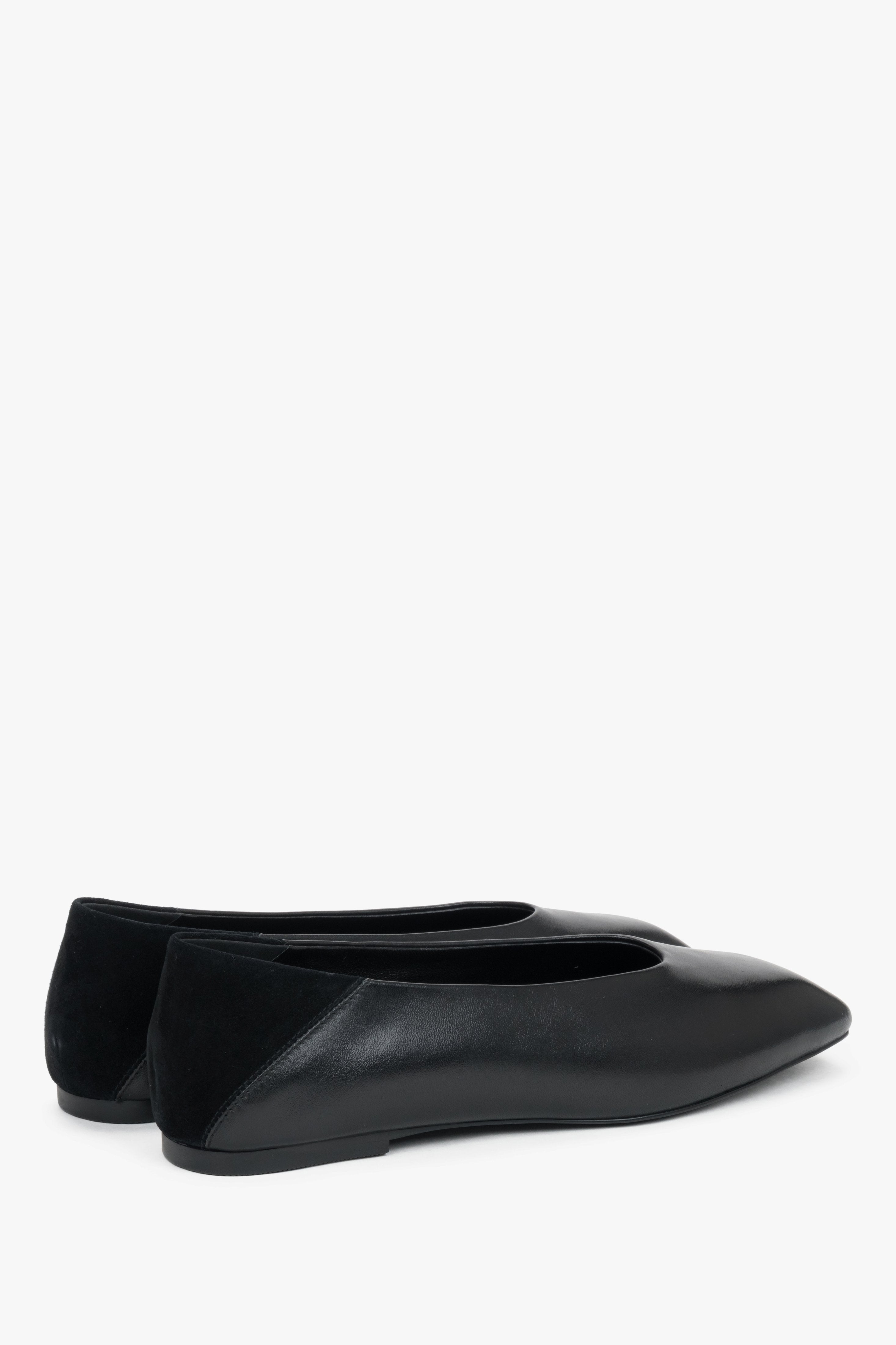 A stylish contrast of textures – soft genuine velour at the heel that helps prevent irritation and adds a refined touch.