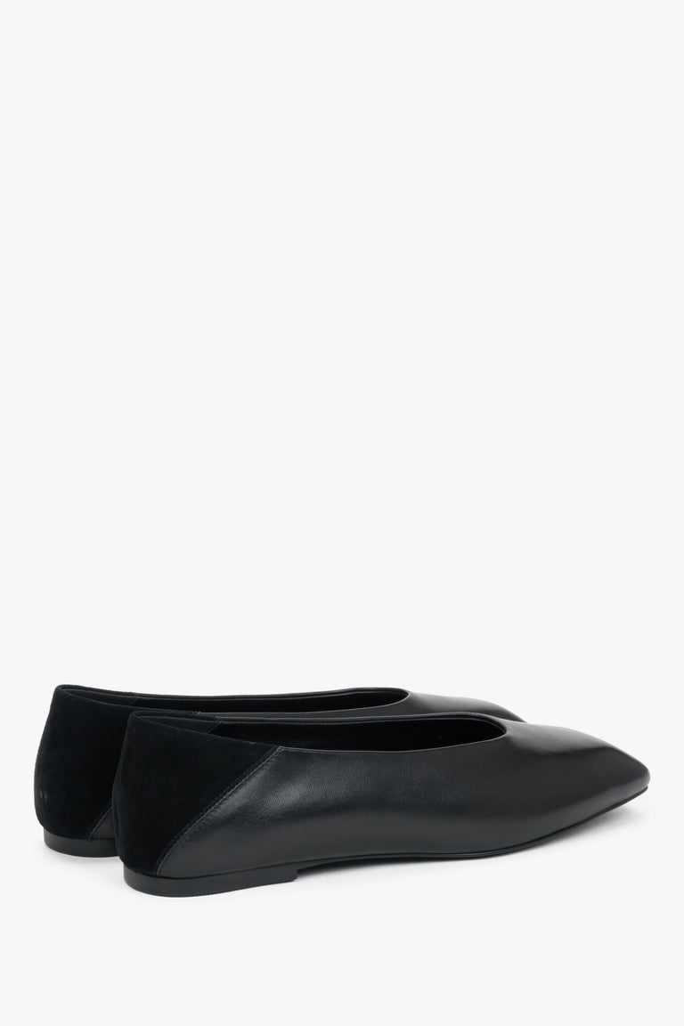 A stylish contrast of textures – soft genuine velour at the heel that helps prevent irritation and adds a refined touch.