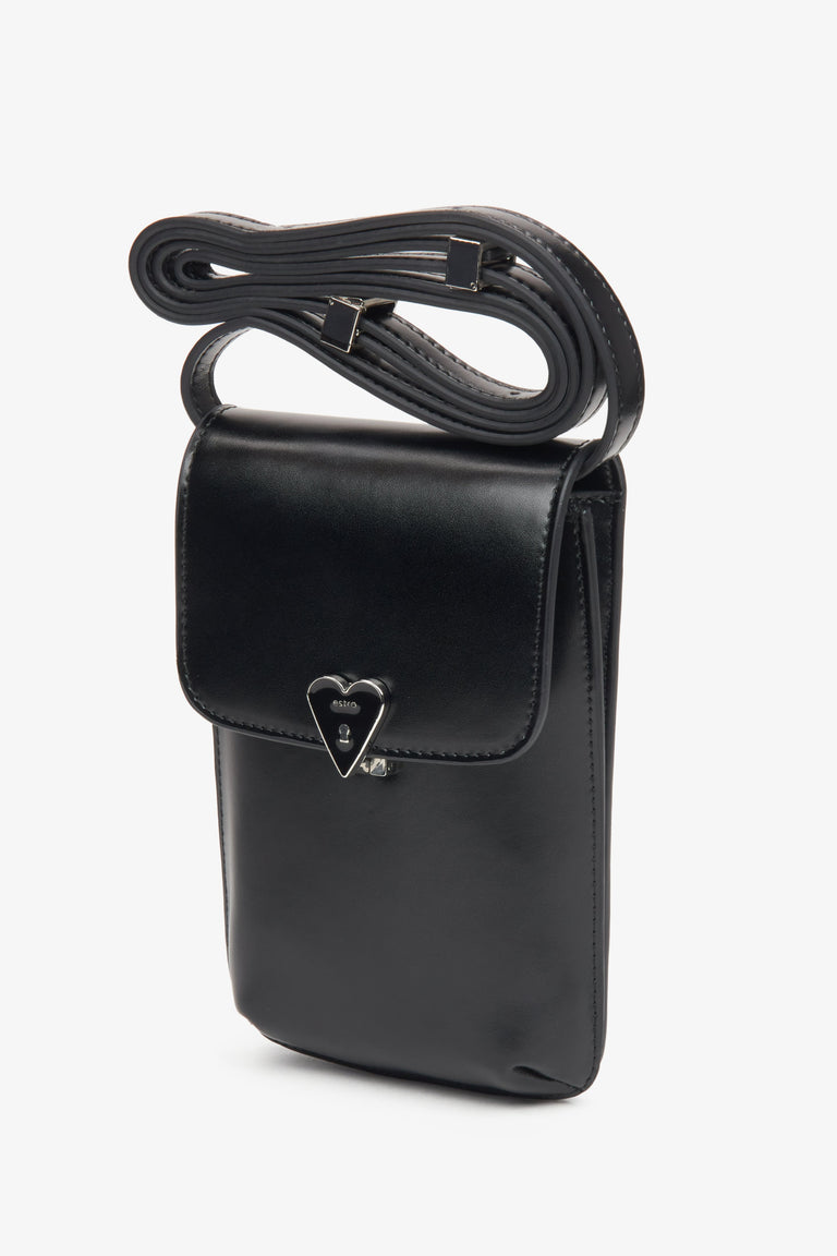 Estro Women's Phone Pouch in Black Leather.