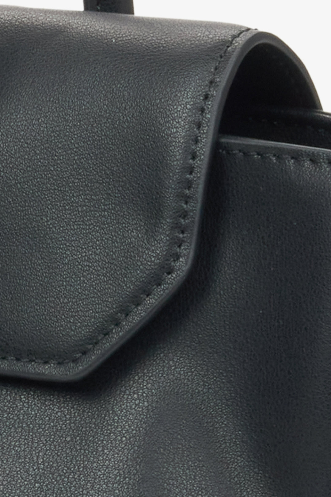 Sophisticated black leather shoulder bag for women, enhanced with long handles and crafted by Estro - details.