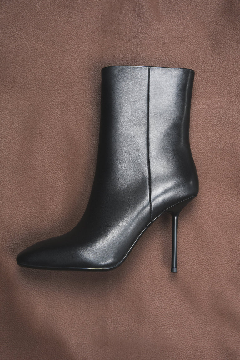 Women's Black Leather Stiletto Ankle Boots Estro ER00118405.