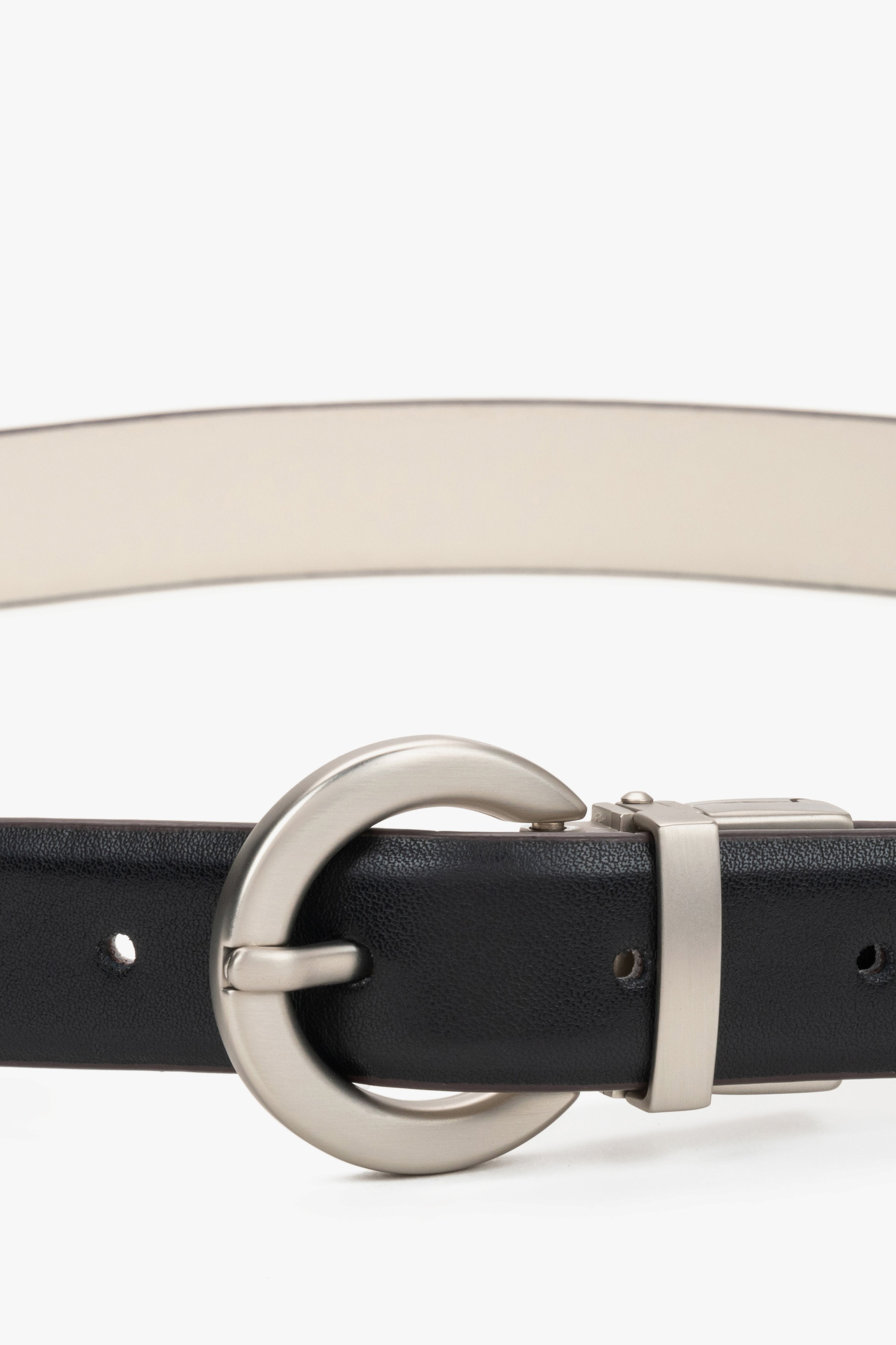 Estro black leather belt for women with a round silver buckle.
