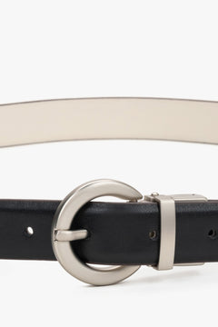 Estro black leather belt for women with a round silver buckle.
