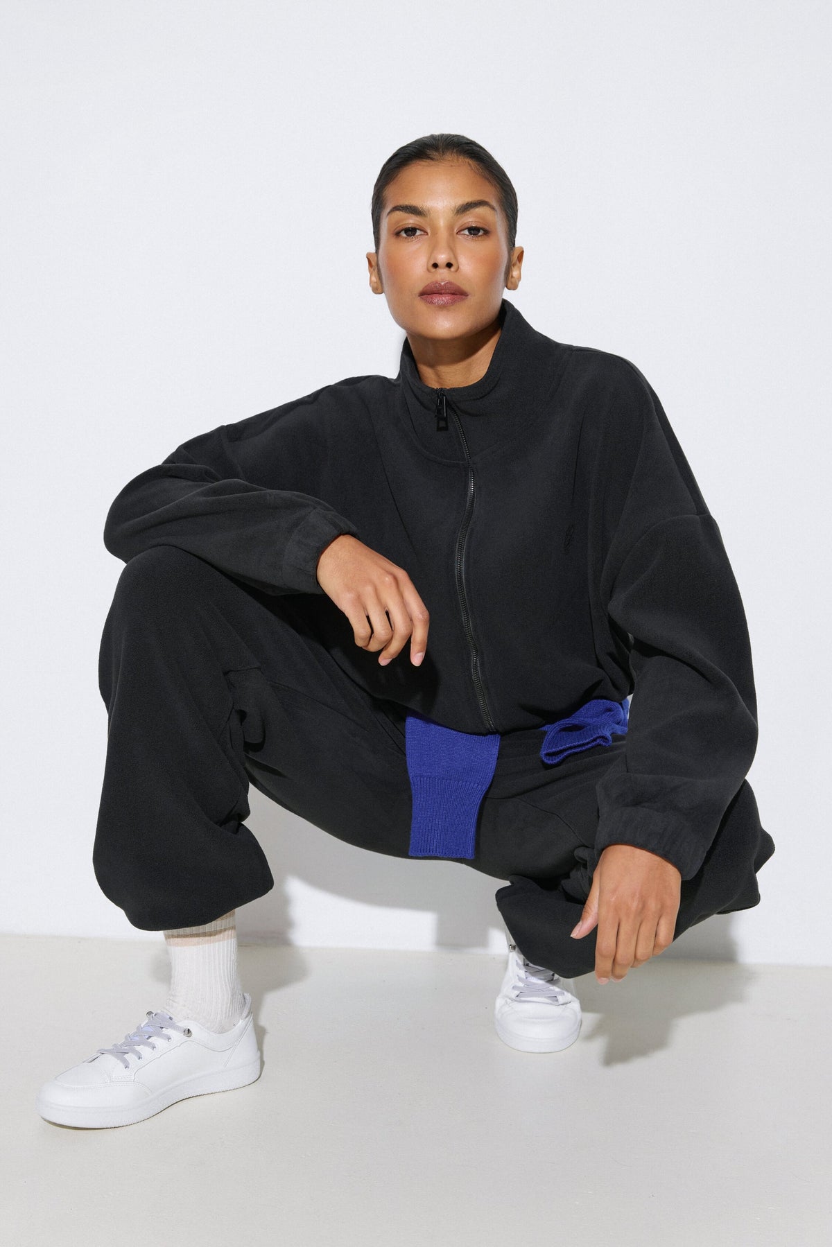 Black fleece lounge set featuring hoodie and matching sweatpants, Estro.