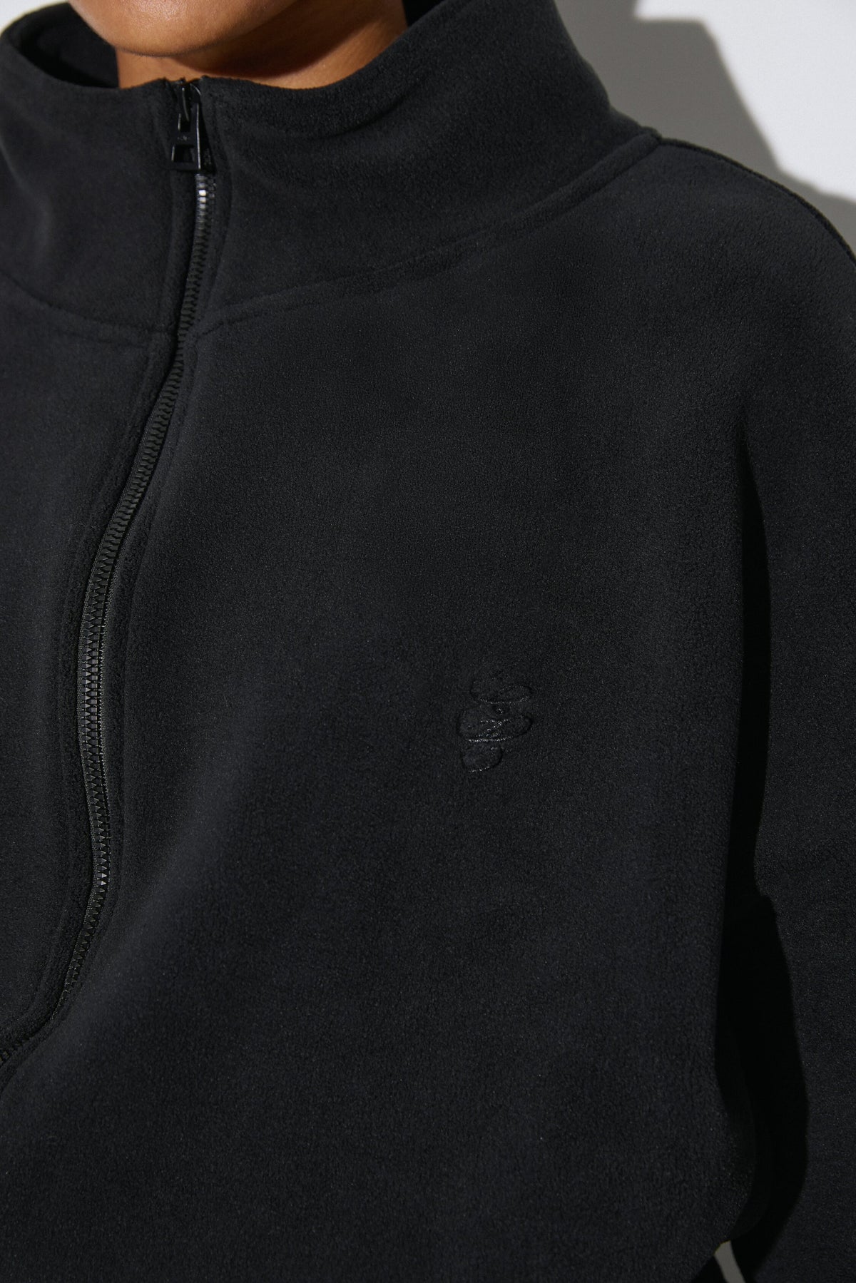 Black fleece lounge set featuring hoodie and matching sweatpants, Estro.