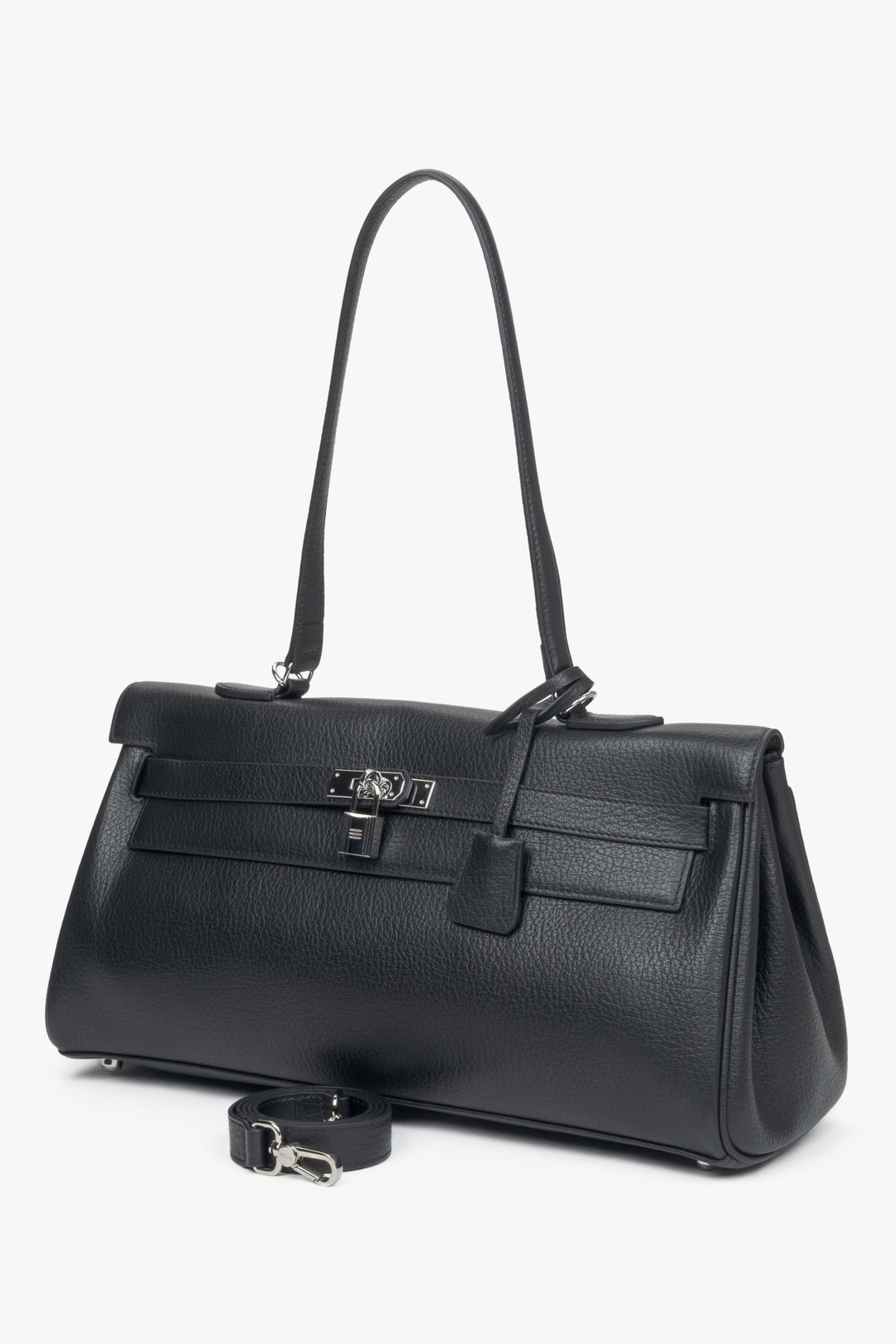 Estro presents a timeless black shoulder bag for women with refined silver-tone accents.