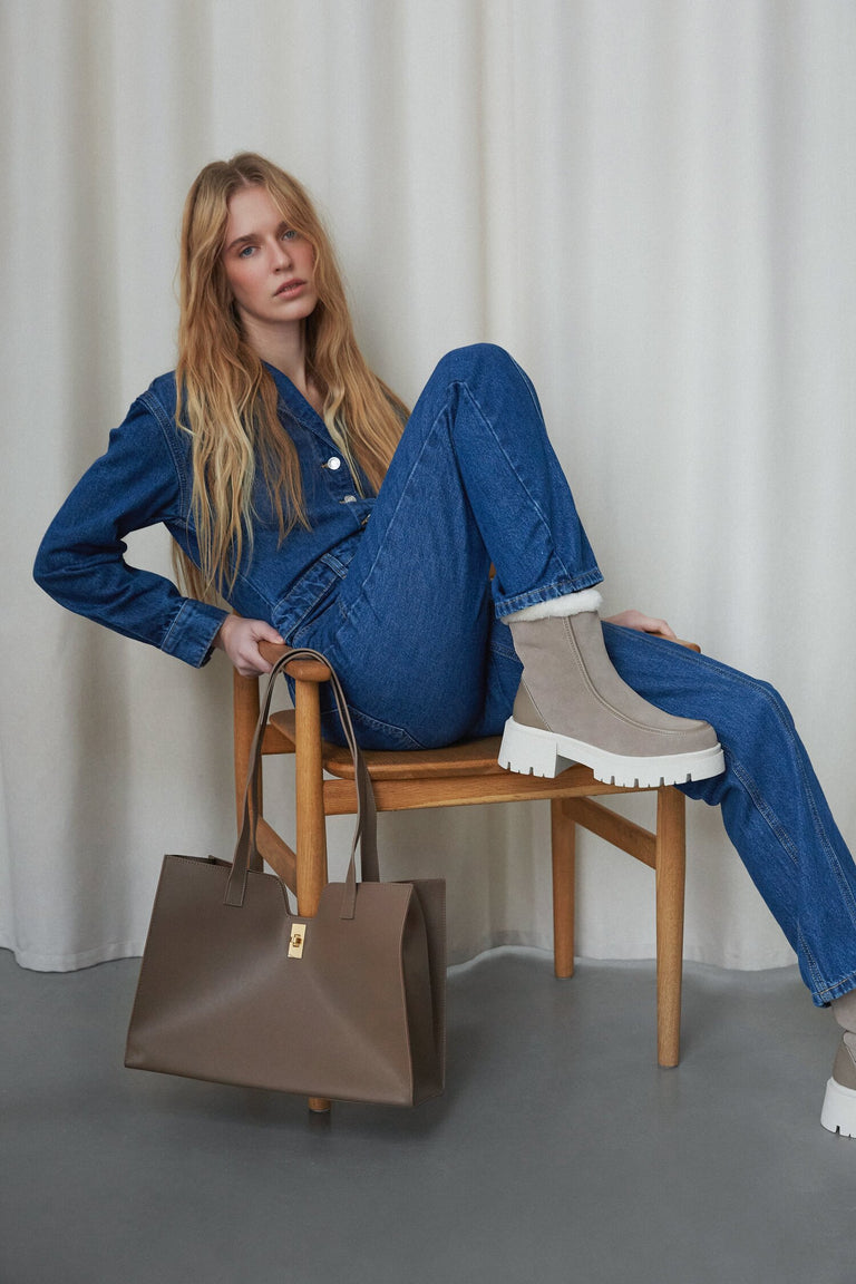 Full styling of a brown leather women's shopper bag.