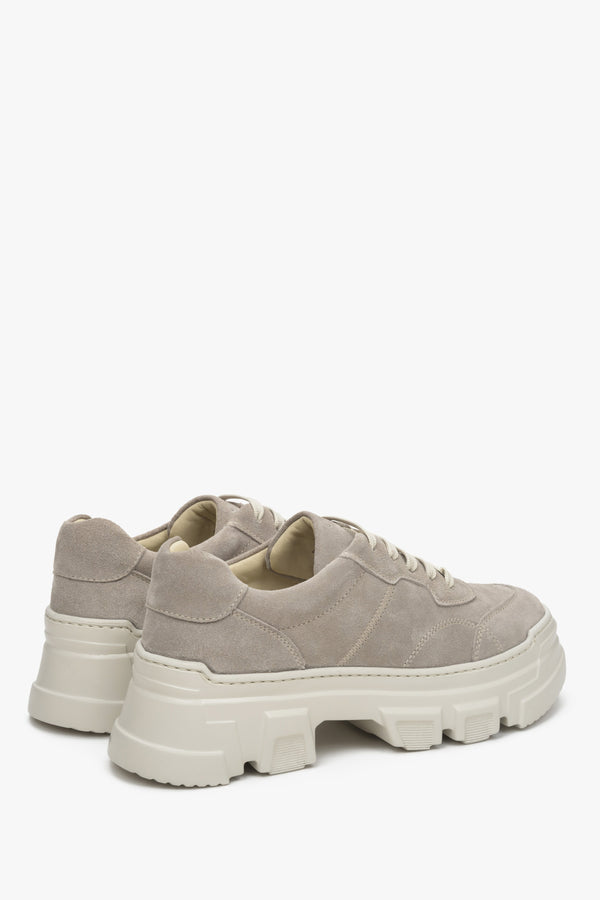 Women's grey chunky platform sneakers, Estro brand.