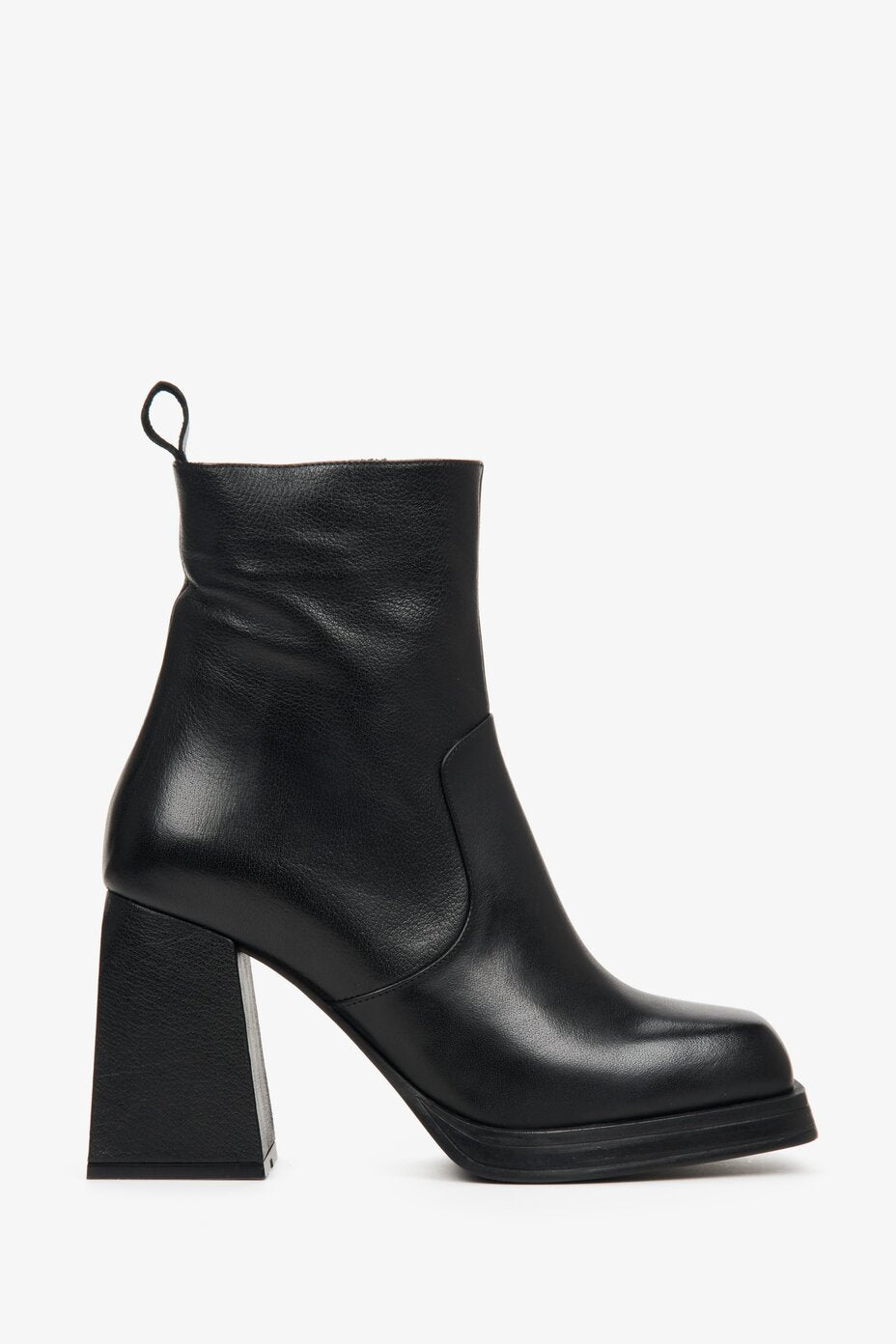 Women's leather black boots - presentation of shoe profile.