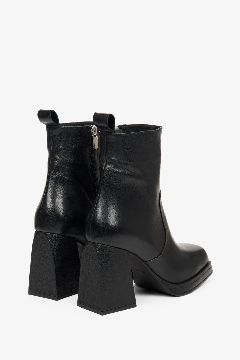 Women's black ankle boots for fall by Estro - close-up of the heel.