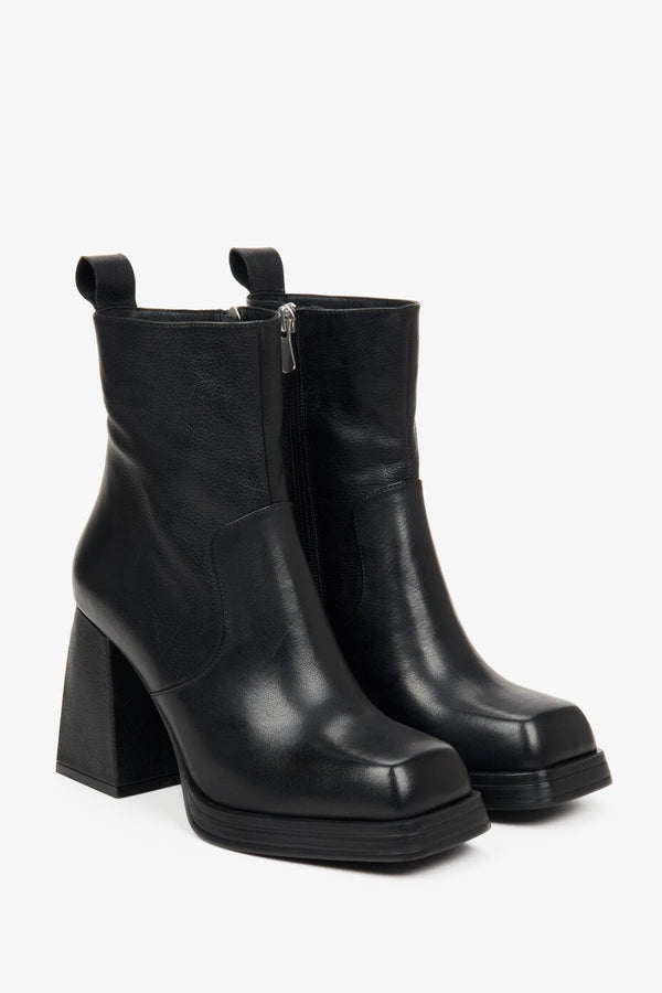 Women's black leather ankle boots - presentation of a shoe toe and sideline.