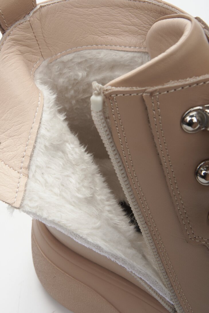 Women's beige leather boots with Insulation of fall by Estro - close-up on details.