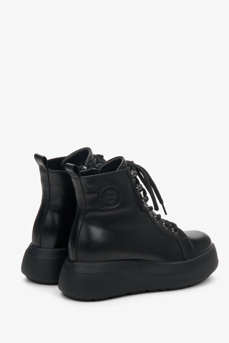 Black, fall women's leather boots with insulation by Estro.