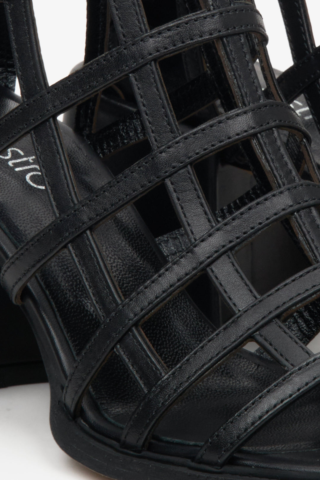 Black block heel women's sandals Estro: close-up on details.