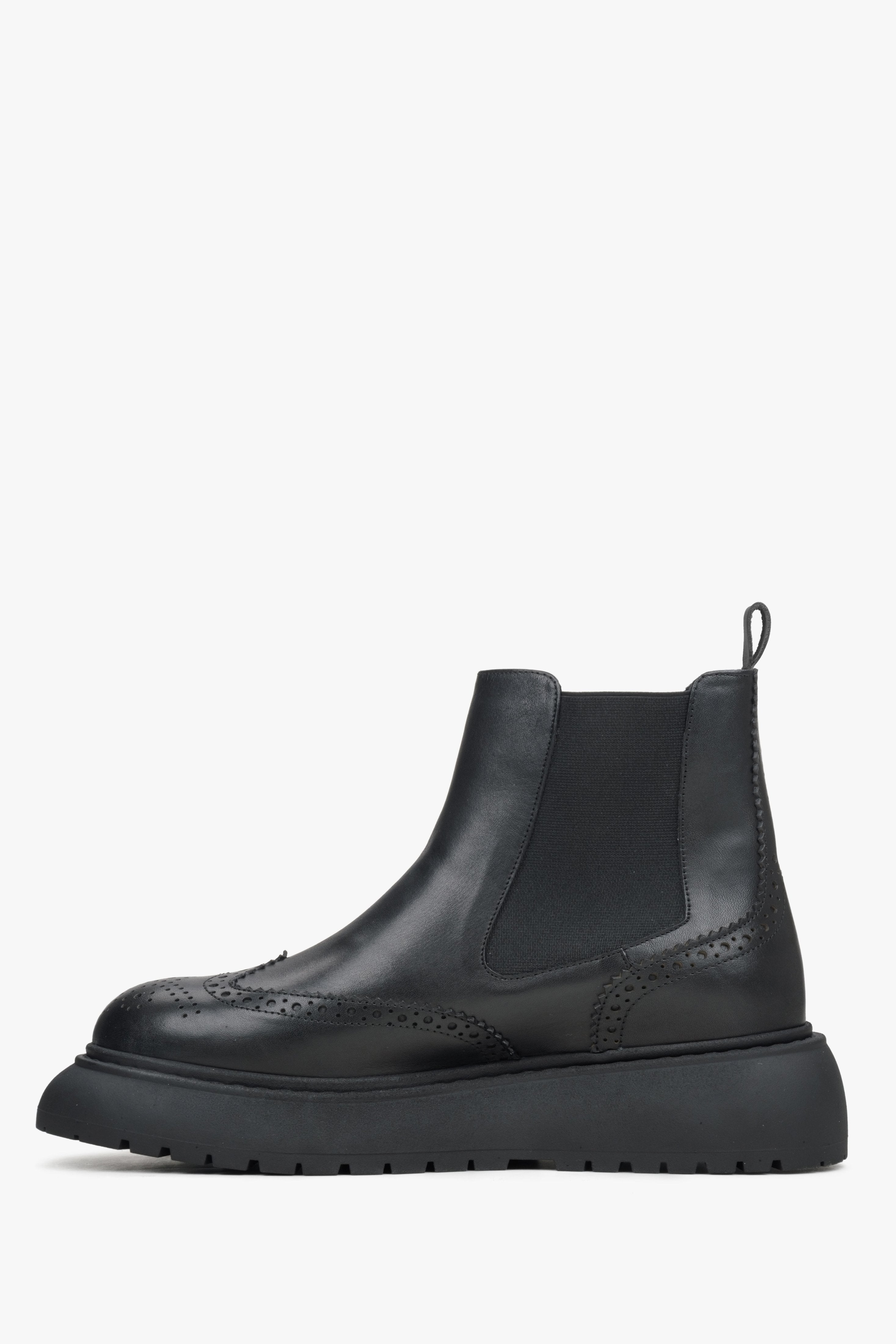 Women's black leather Chelsea Boots - shoe profile.