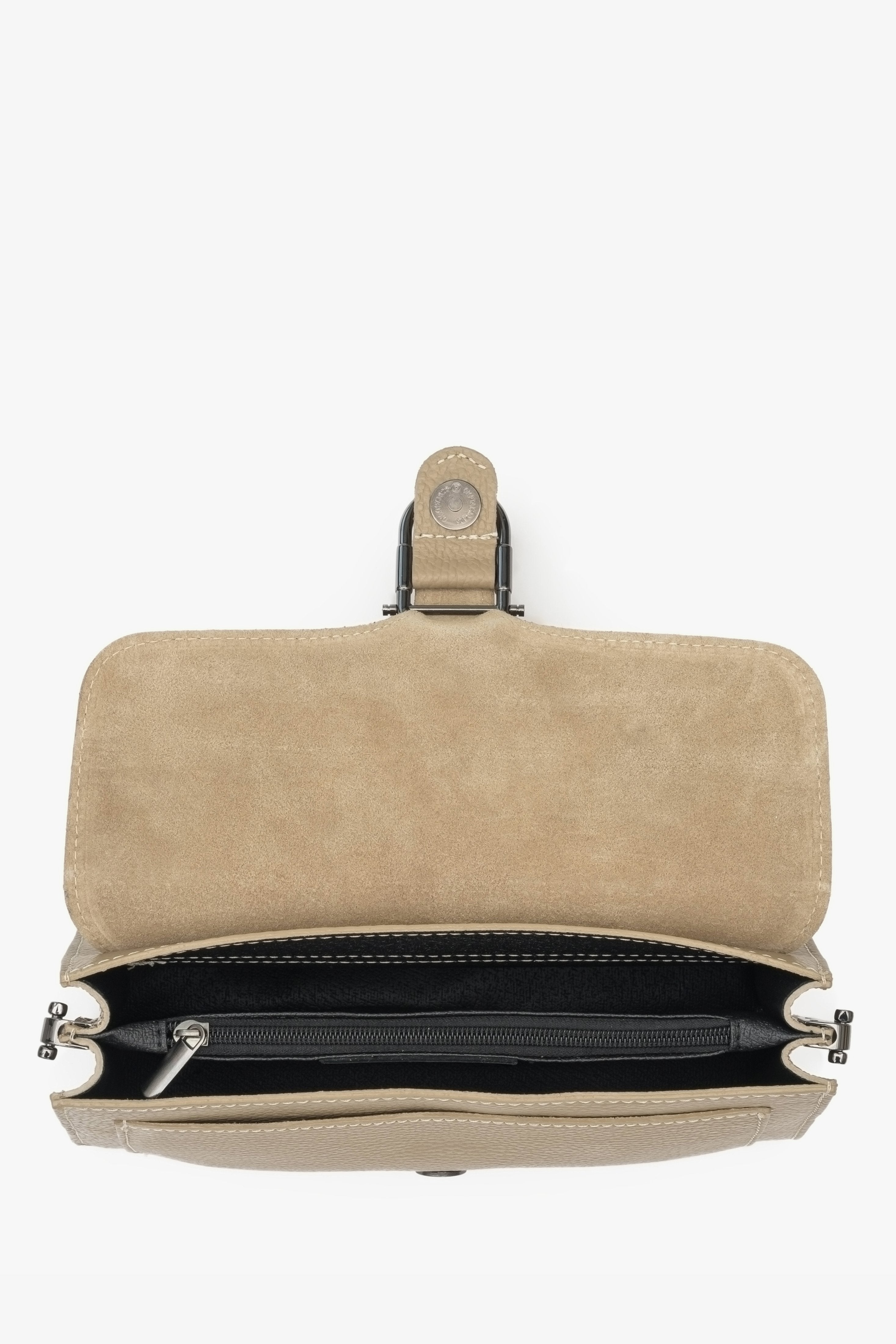 Women's small beige leather handbag - presentation of the interior of the bag.