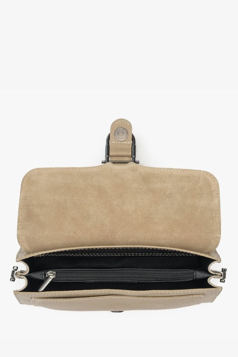 Women's small beige leather handbag - presentation of the interior of the bag.