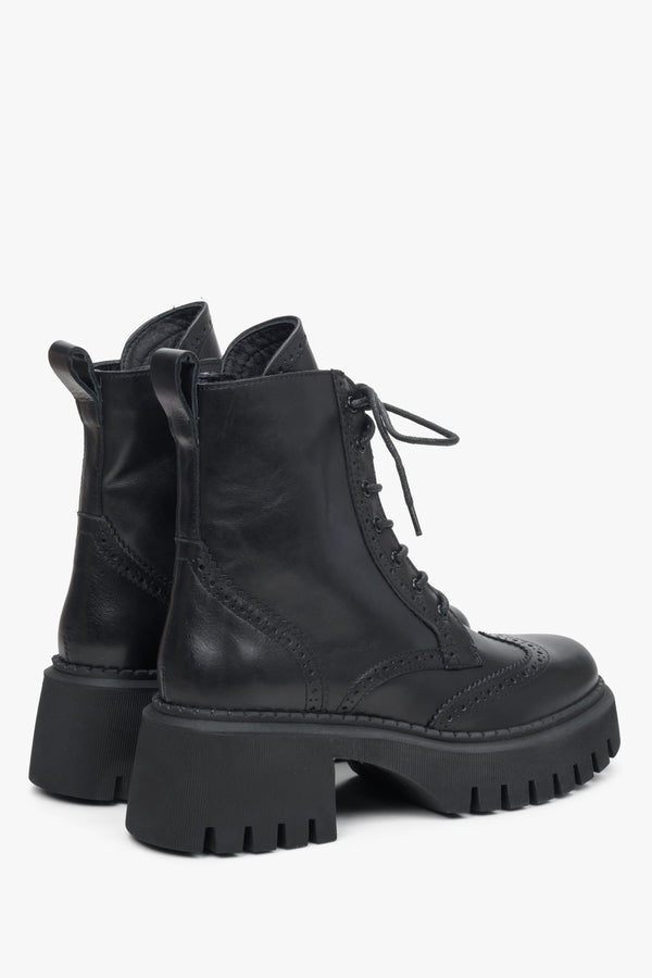 Black leather women's ankle boots Estro - a close-up on shoe toeline.