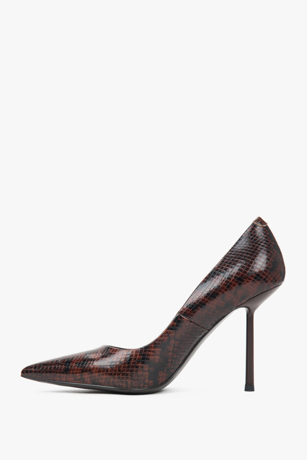 Women's high heels in a brown snakeskin print, designed for an elegant and bold look.