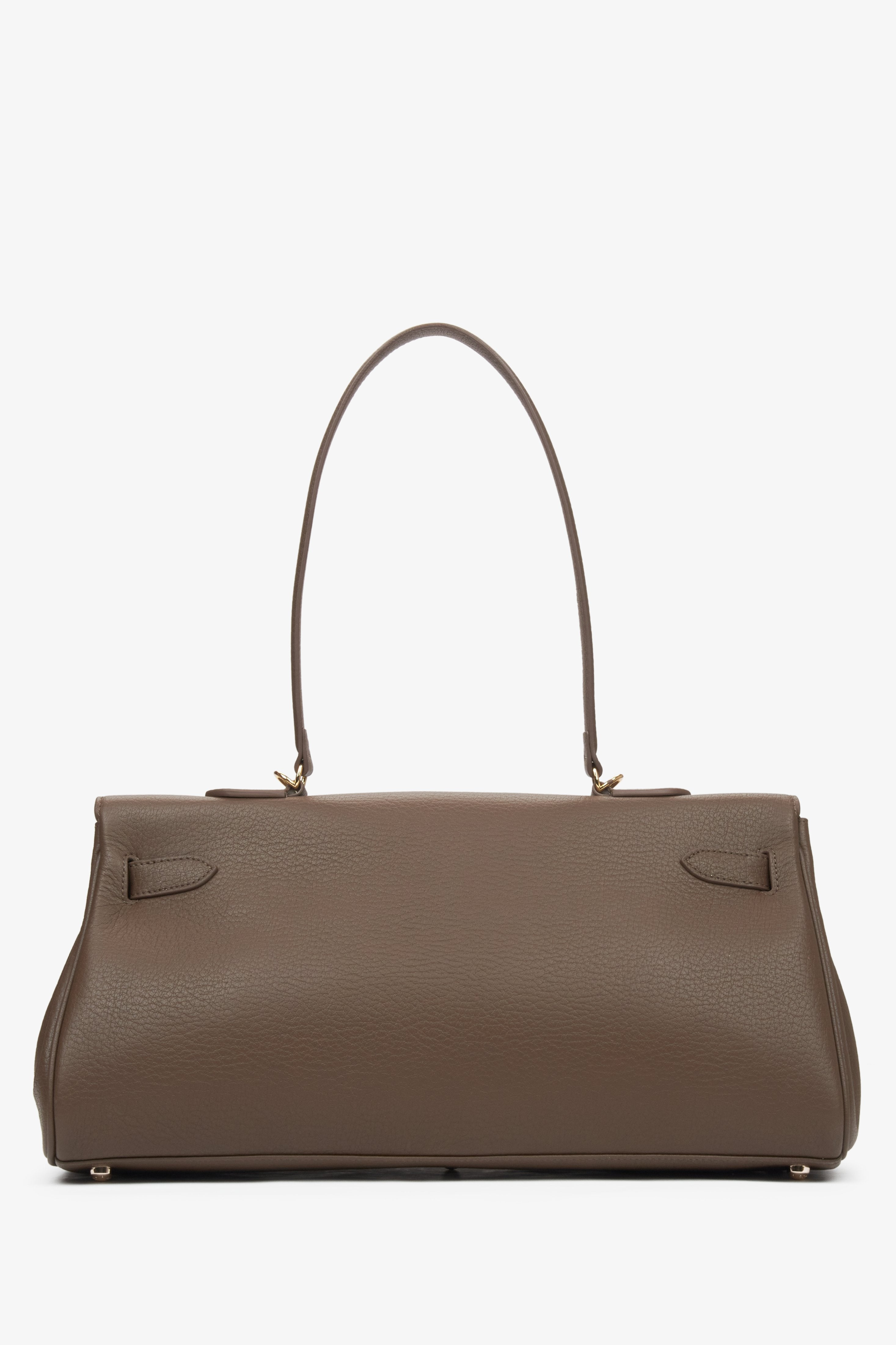 Estro’s brown leather shoulder bag with refined gold-tone details, perfect for timeless style - reverse.