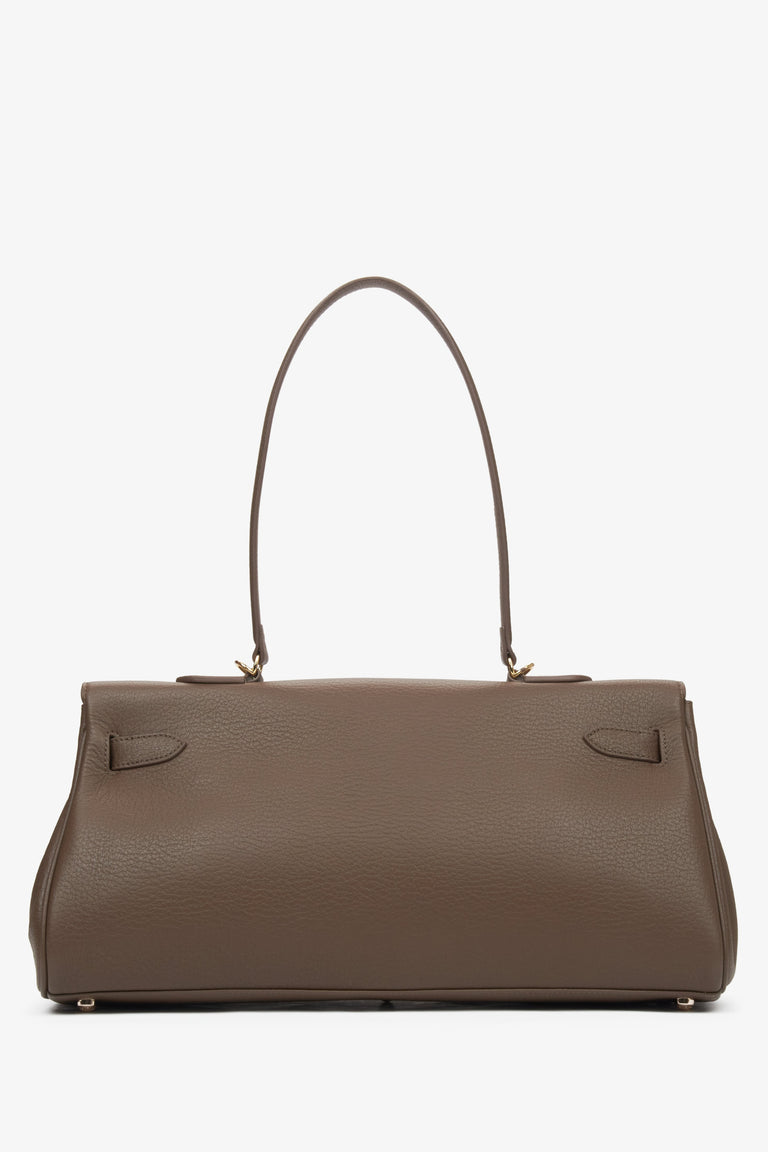 Estro’s brown leather shoulder bag with refined gold-tone details, perfect for timeless style - reverse.