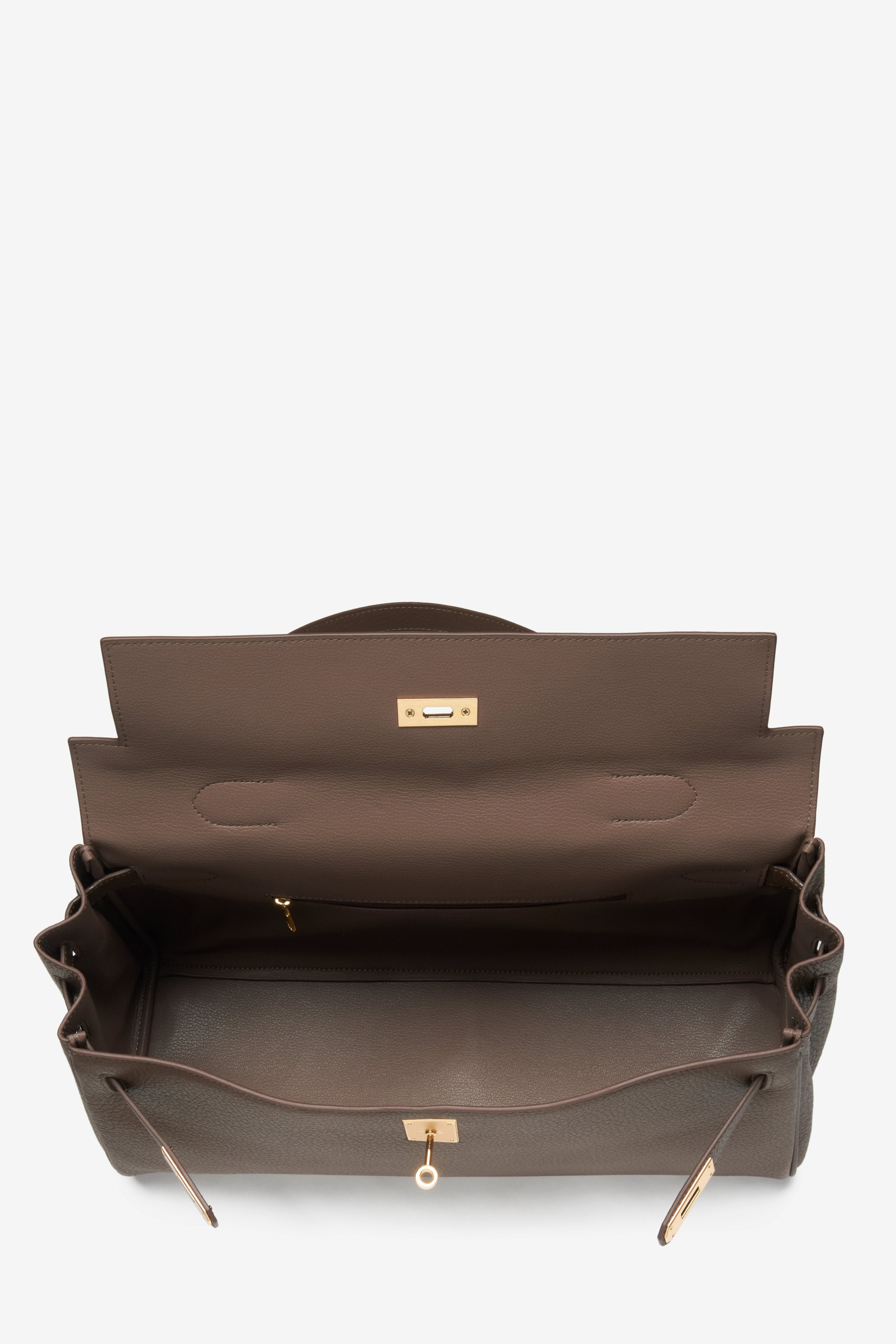 Estro presents a chic brown shoulder bag for women, adorned with gold-tone hardware.
