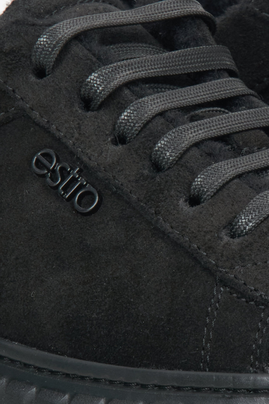 Women's low-top winter sneakers Estro - a close-up on details.