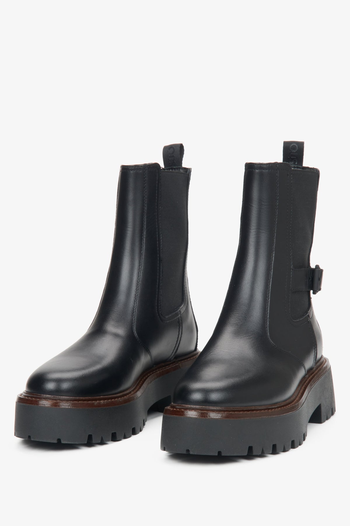 Women's black ankle boots by Estro - presentation of the model from the front.