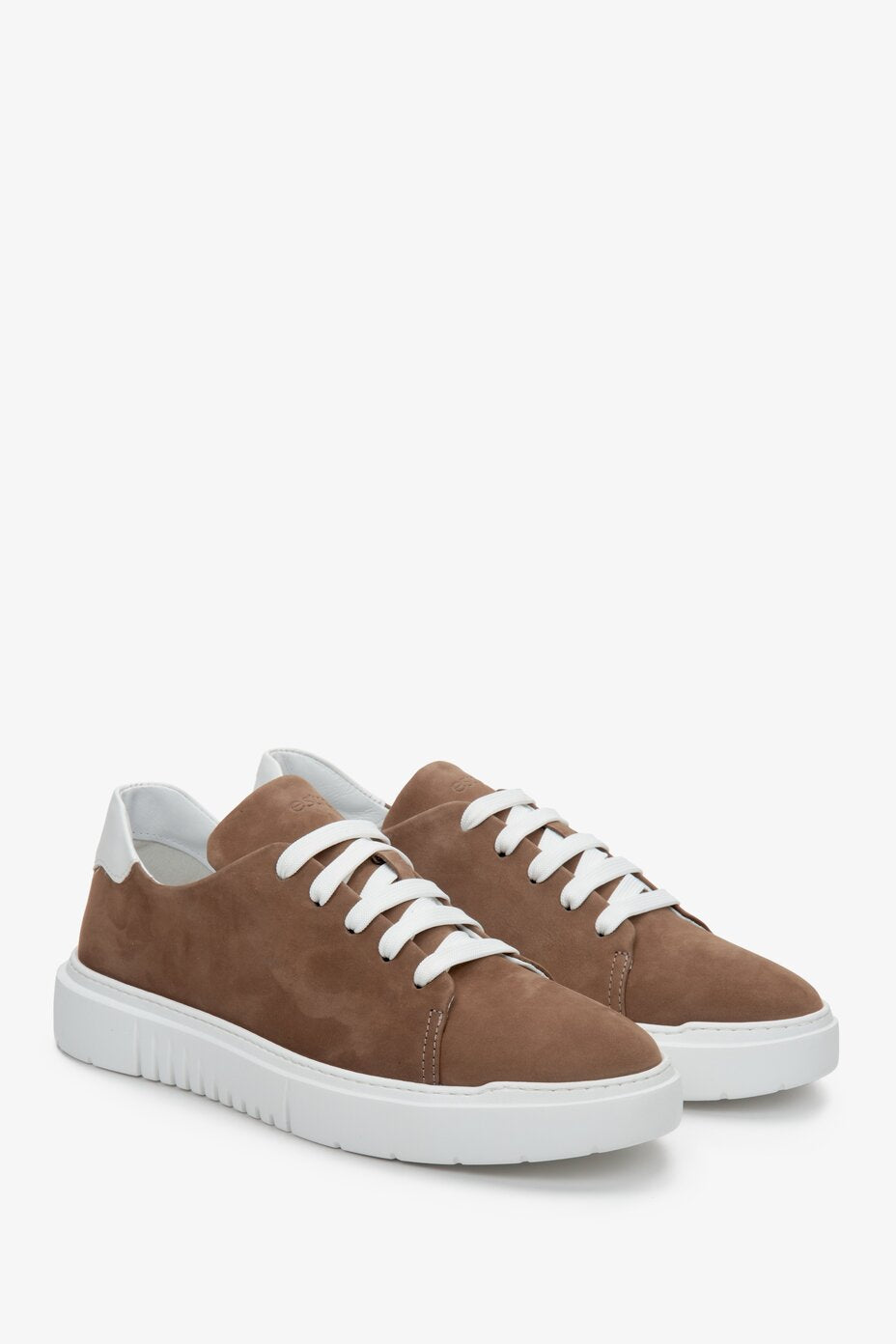 Low men's sneakers made of soft nubuck for spring/fall in brown by Estro.