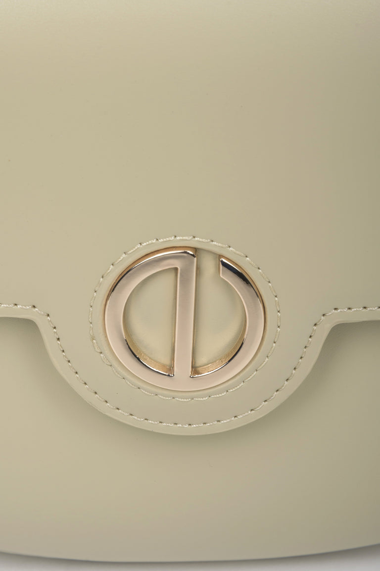 Estro women's beige shoulder bag - close-up on the details.