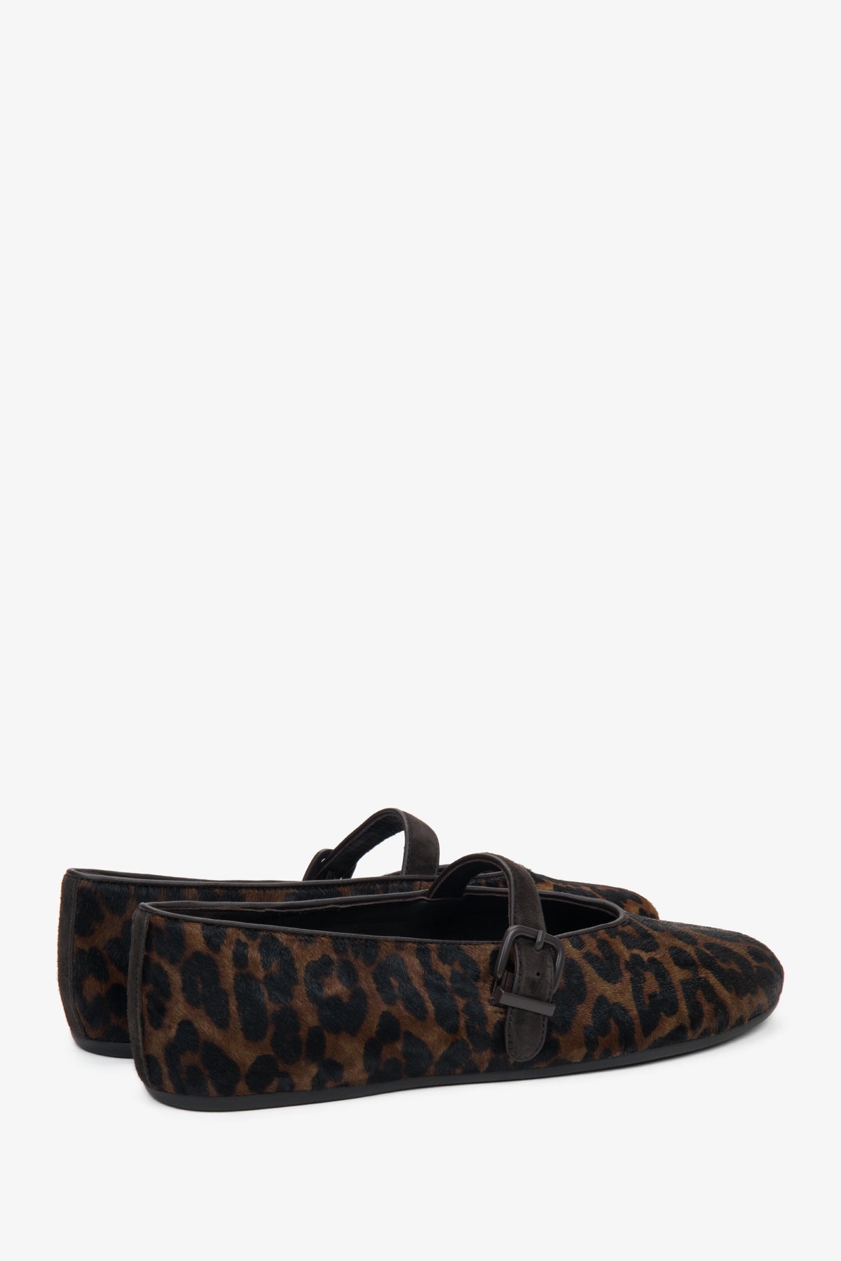 Fashionable women's ballet flats by Estro, made of genuine leather and featuring a buckle with a leopard print pattern.