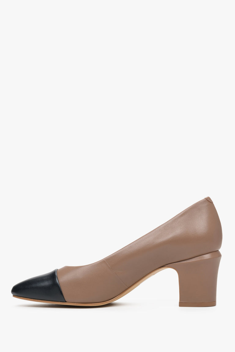 Leather, women's brown pumps with a block heel by Estro - shoe profile.