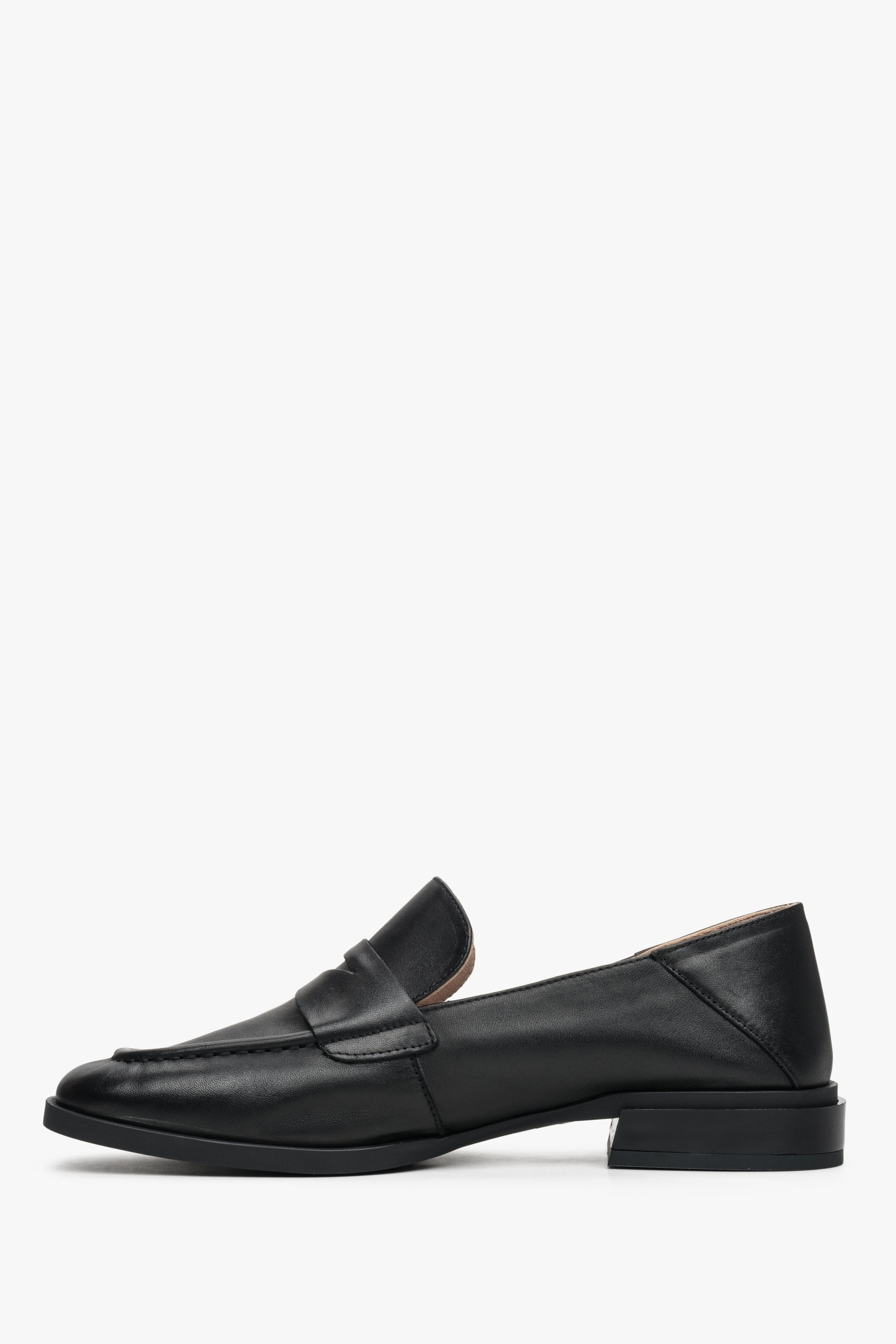 Women's black leather loafers with a low heel by Estro - shoe profile presentation.