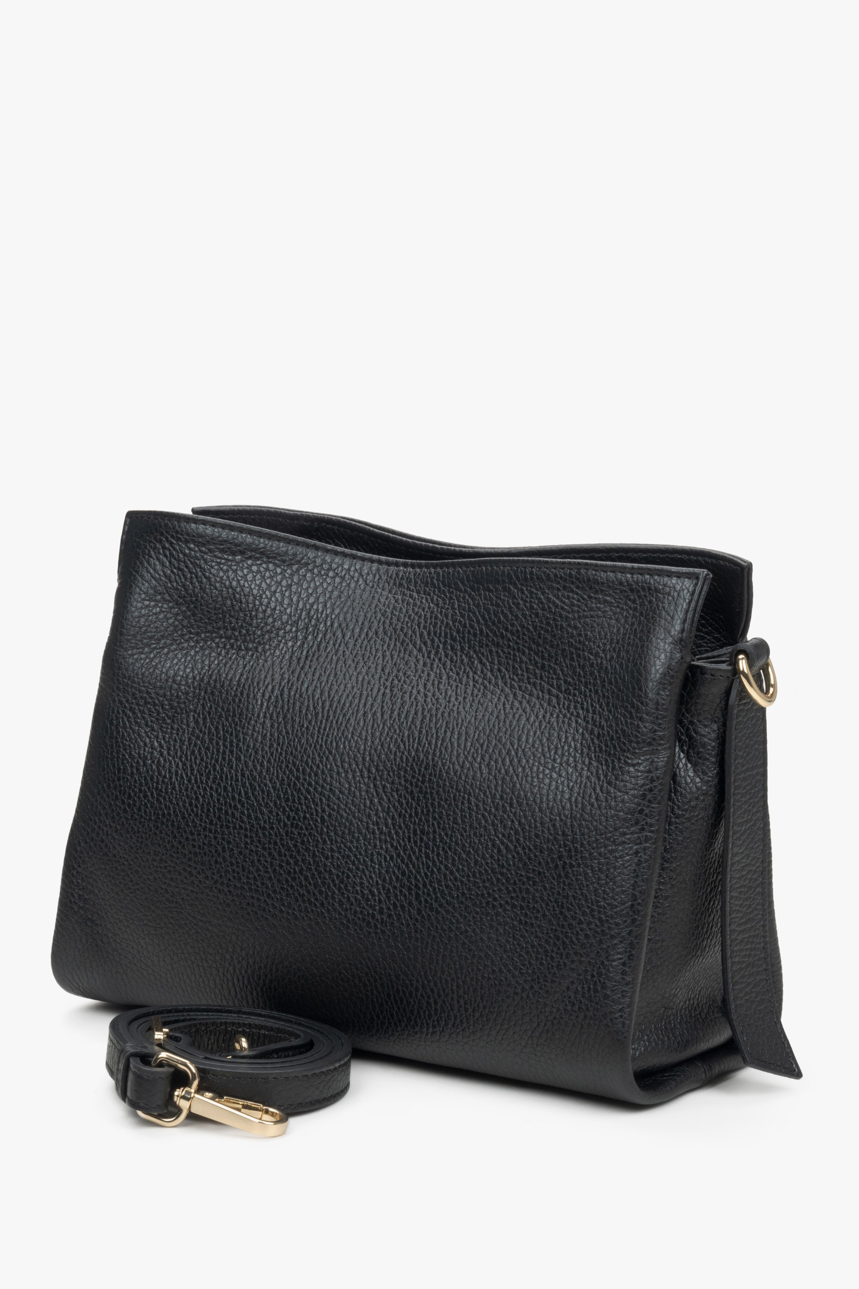 Estro women's black leather crossbody bag.