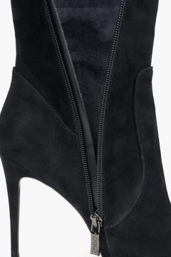 Black knee-high boots made of velour in black.