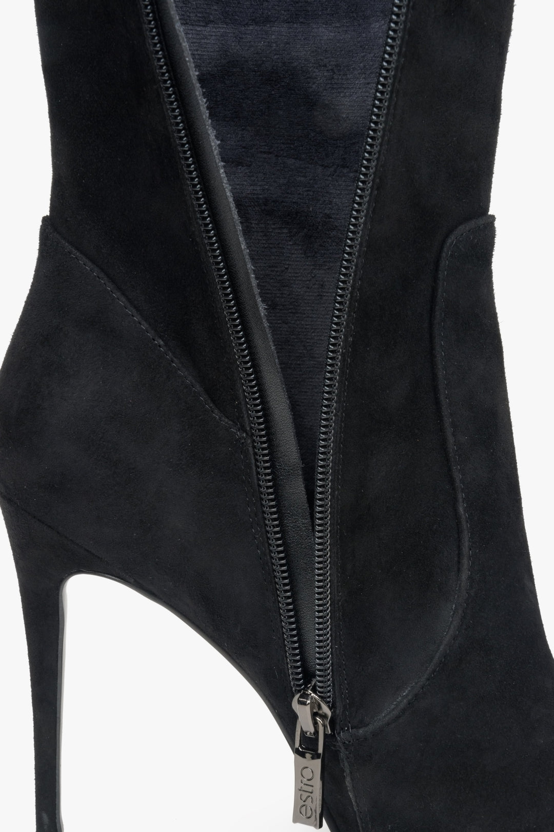 Black knee-high boots made of velour in black.