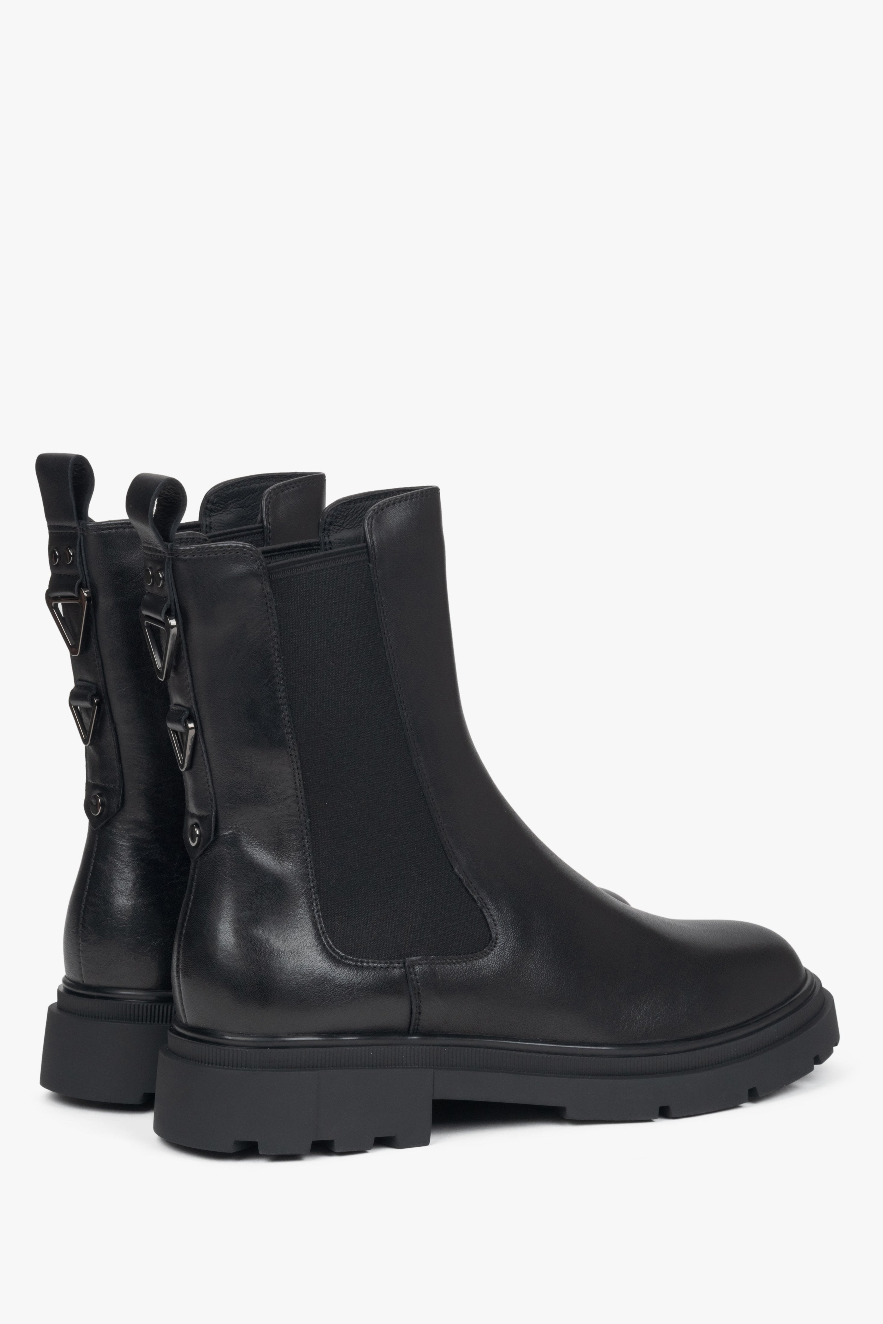 Black leather women's chelsea boots Estro - side profile and heel view of the shoes.