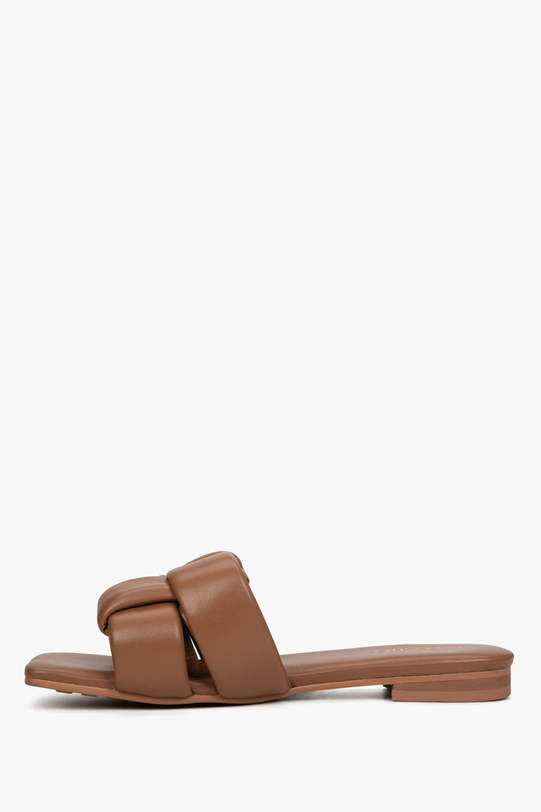 Women's brown leather slides, Estro brand - shoe profile.