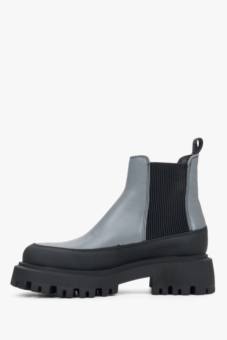 Women's grey and black ankle boots Estro - shoe profile.