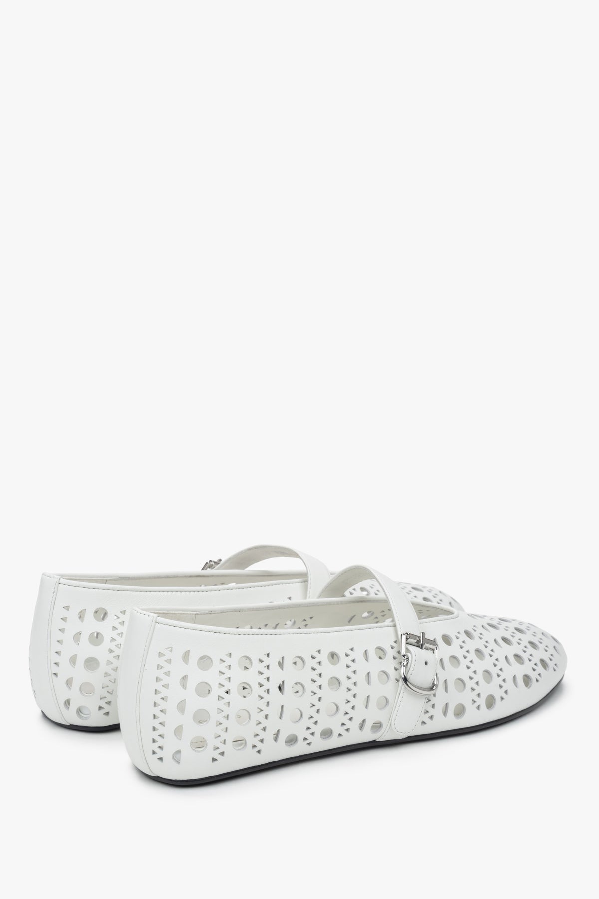Delicate white Estro women's ballet flats, made of perforated genuine leather.