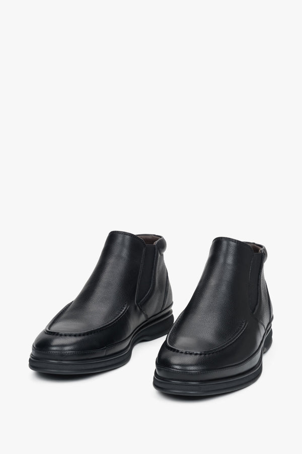 Black leather slip-on men's chelsea boots Estro – close-up of the toe.